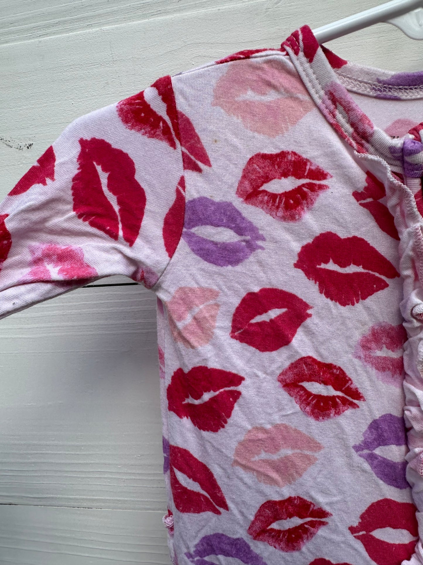 0/3M - Posh Peanut Valentines Day Kissy Lip Jammies - Double Zip, Grippy Feet & Ruffled Butt