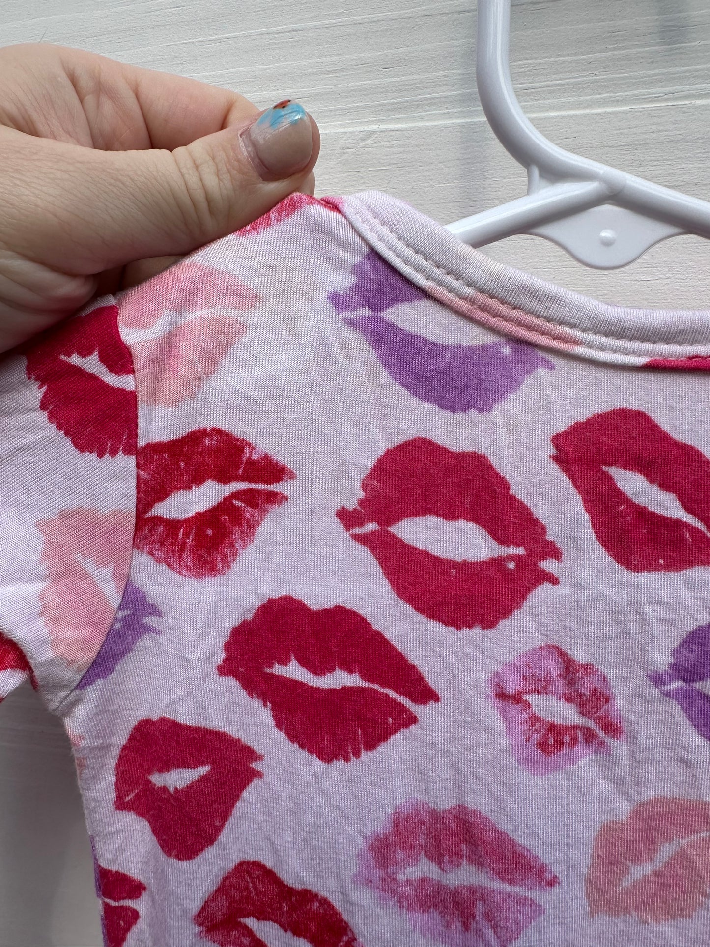 0/3M - Posh Peanut Valentines Day Kissy Lip Jammies - Double Zip, Grippy Feet & Ruffled Butt