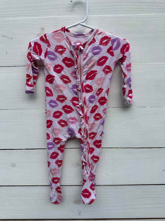 0/3M - Posh Peanut Valentines Day Kissy Lip Jammies - Double Zip, Grippy Feet & Ruffled Butt