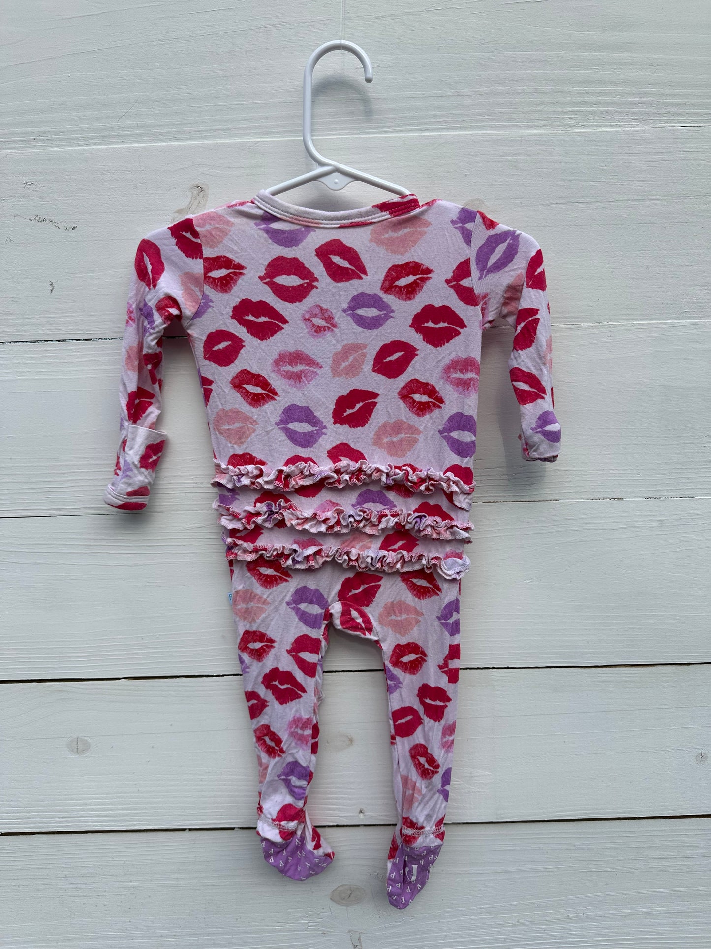 0/3M - Posh Peanut Valentines Day Kissy Lip Jammies - Double Zip, Grippy Feet & Ruffled Butt